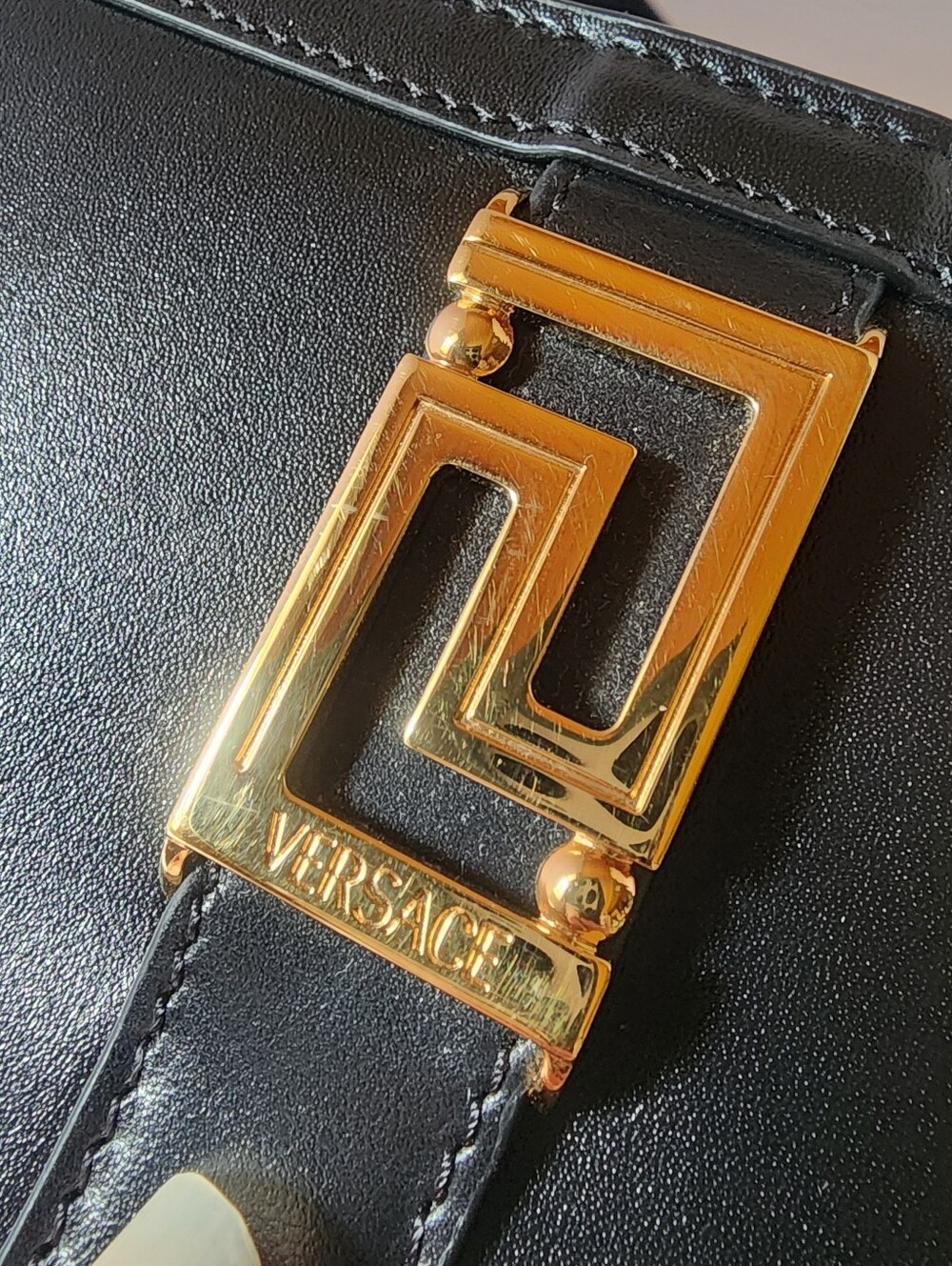 Versace Logo Detailed Zipped Wallet - Picture 4 of 15